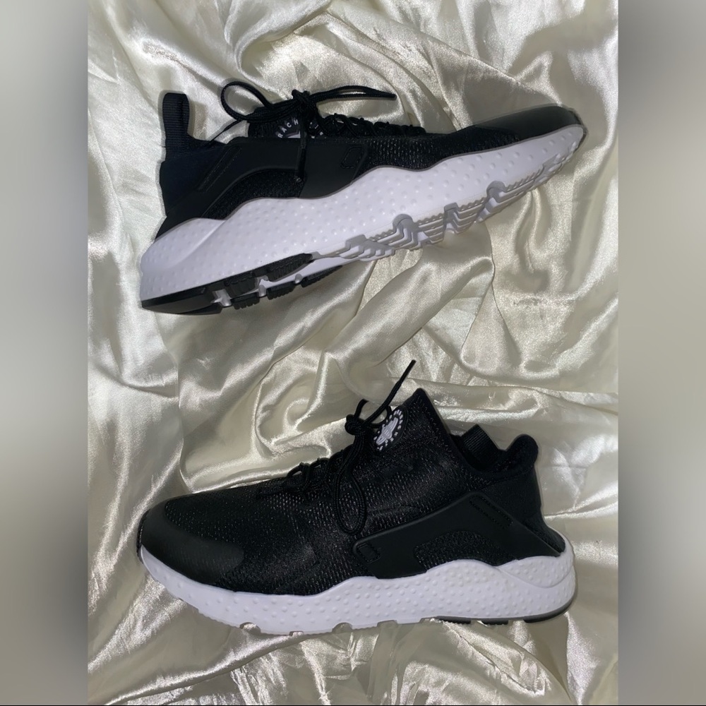 Nike Huarache women’s size 9 black sneakers